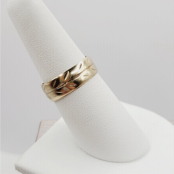 14k Solid Yellow Gold Etched Wedding Band Vintage Ring - Picture 5 of 7